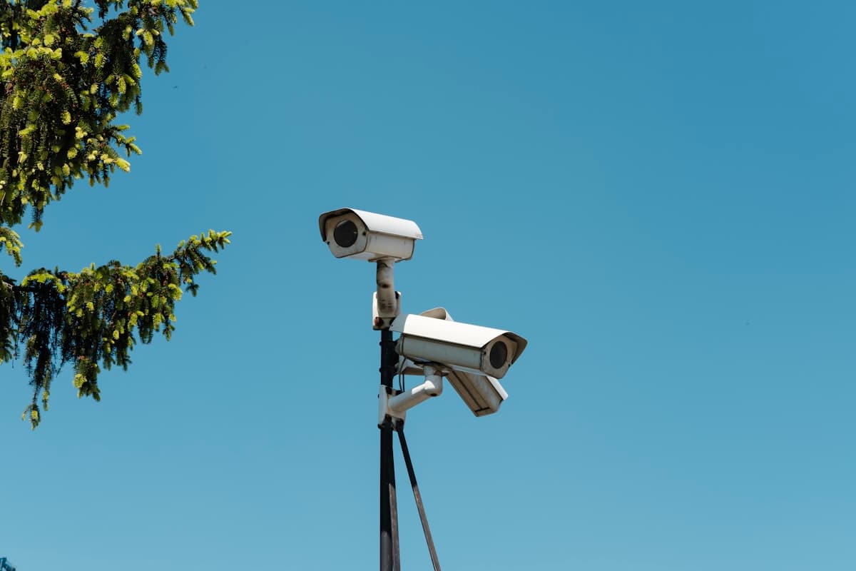 Flock : comment la police traque les gens avec l'IA sans contrôle ?