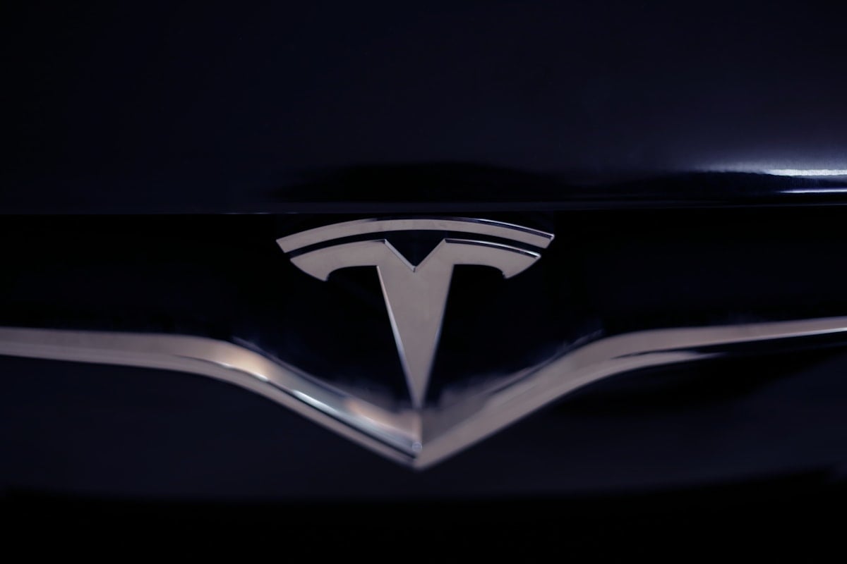 Voiture Tesla percutant une