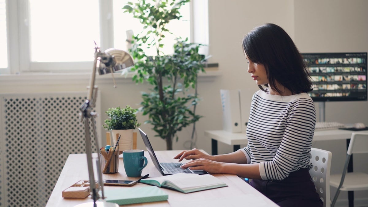 Femme d'affaires utilisant une