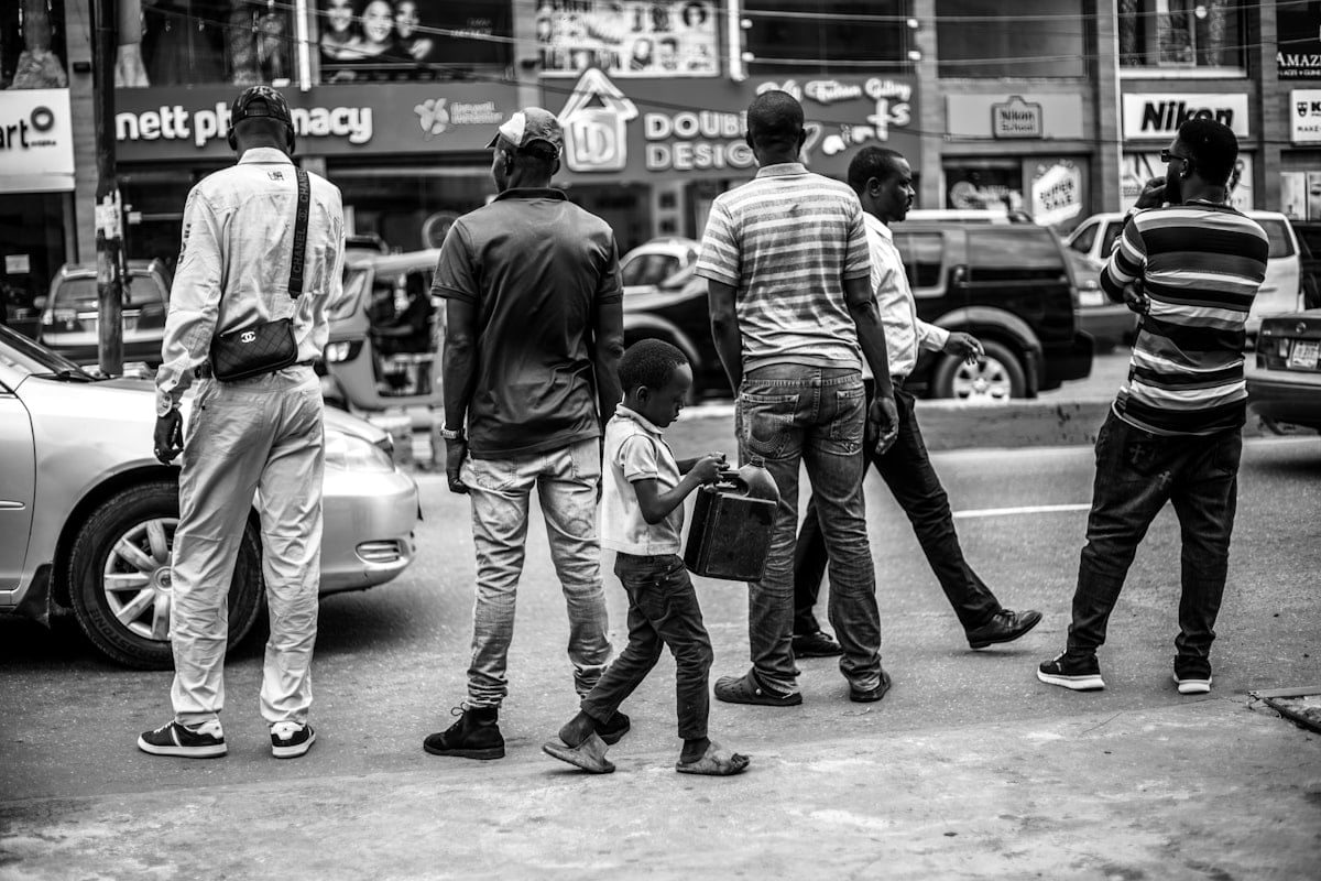 Famille discutant avec smartphone