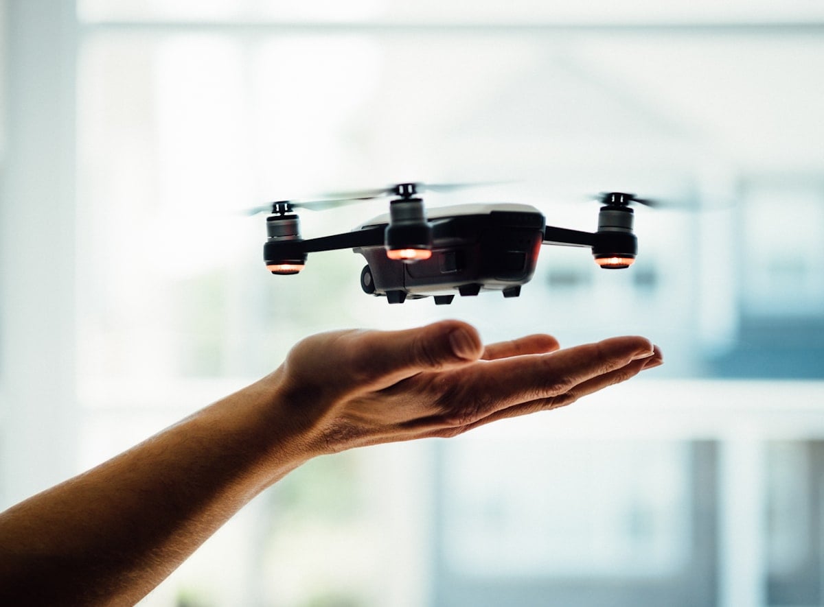 Drone volant dans un