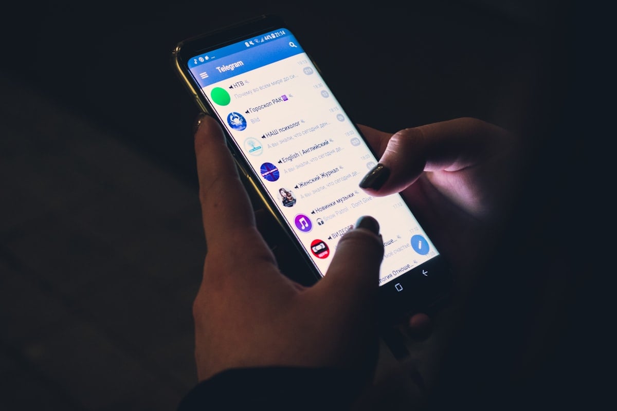 Chatbot conversation écran smartphone
