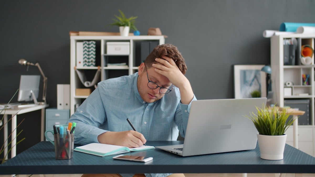 Jeune professionnel stressé devant