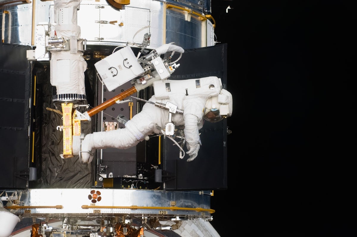 Satellite robotisé avec bras