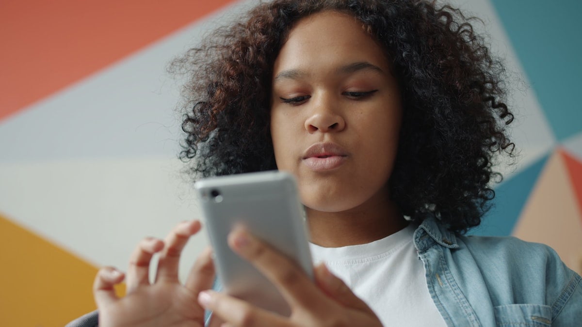 Adolescent utilisant un smartphone