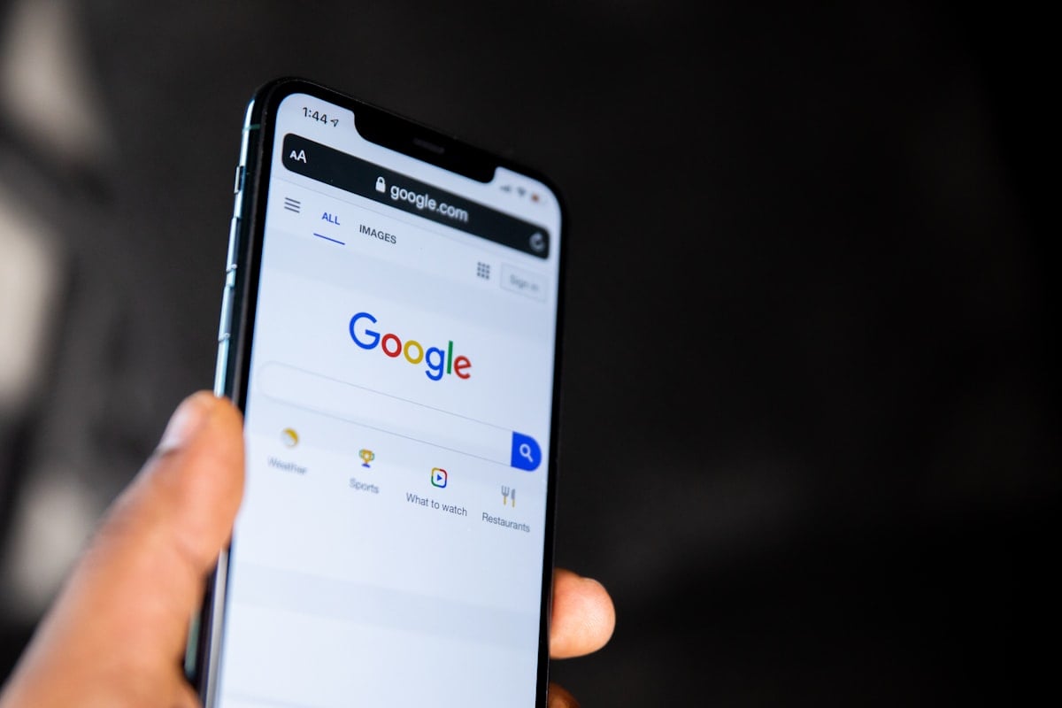 Smartphone Android avec logo