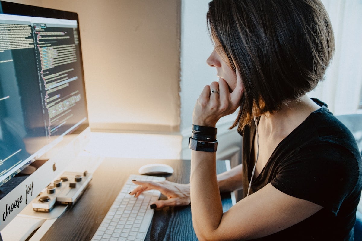 Femme codeuse devant écran