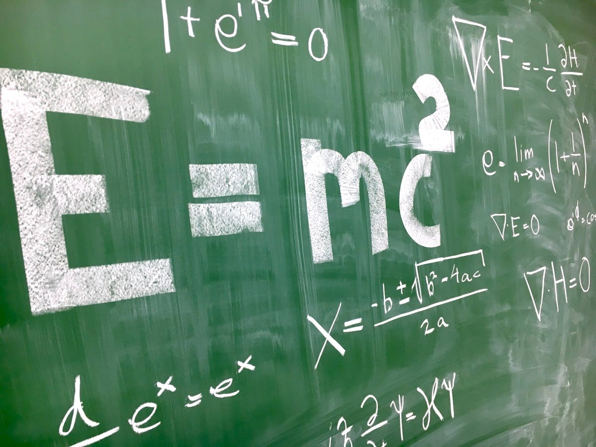Mathématicien devant un tableau