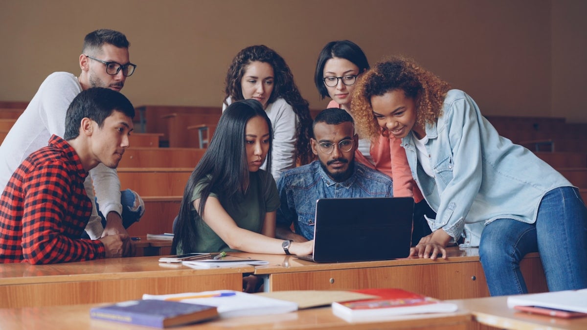 Adolescent utilisant un ordinateur