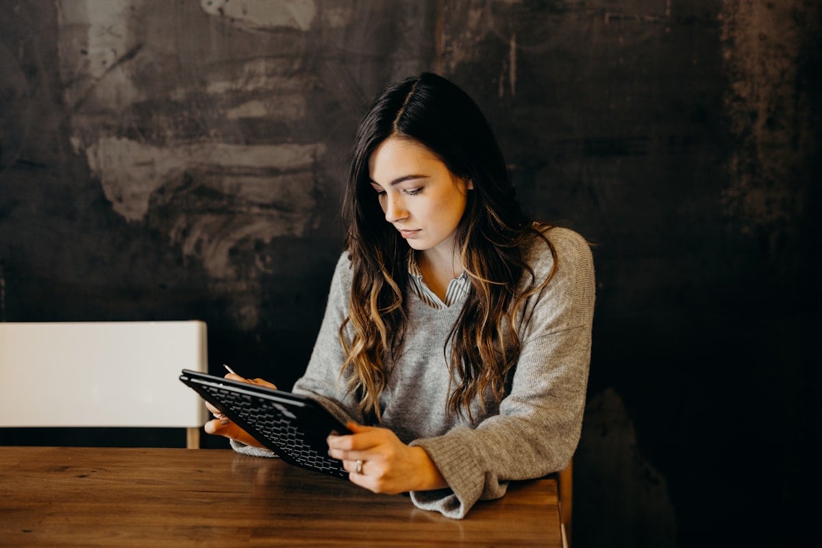 Adolescent utilisant une tablette