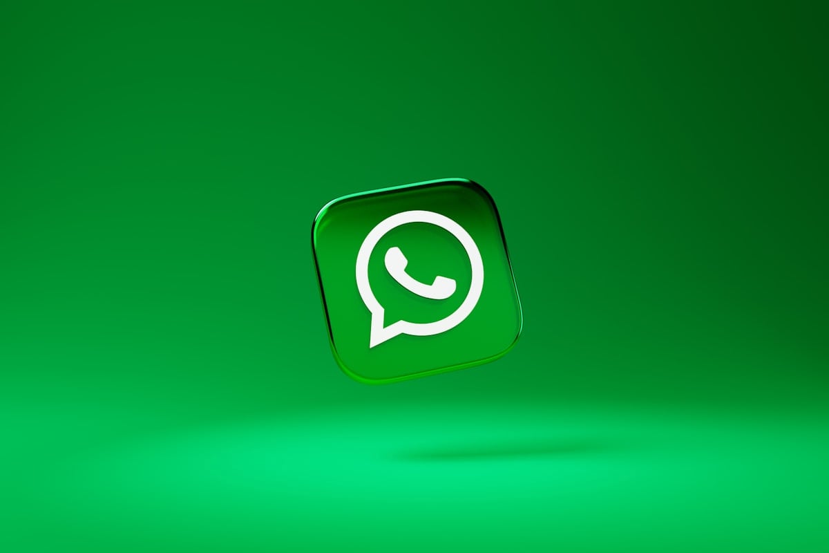 Logo WhatsApp sur smartphone