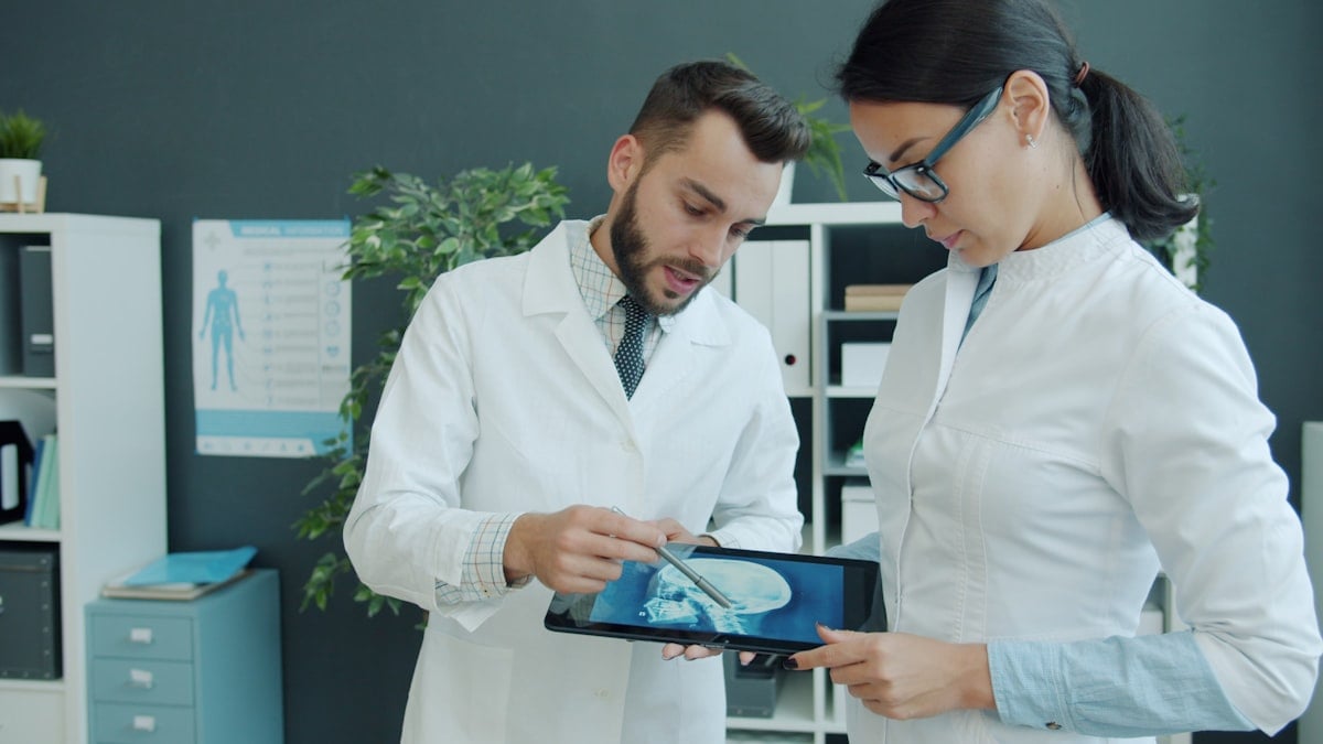 IA médicale analysant des