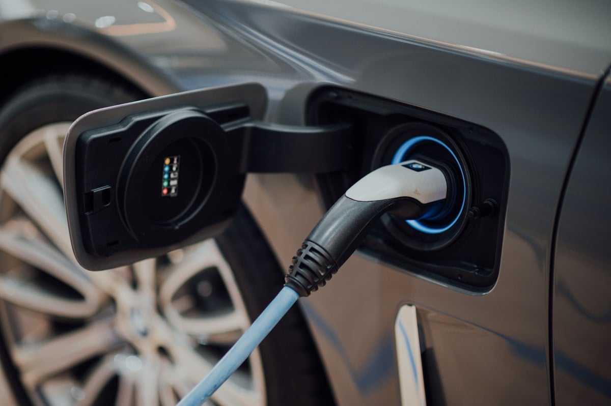 Voiture électrique branchée à