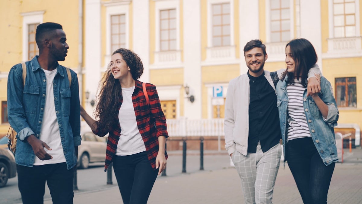 Jeune diplômé stressé devant