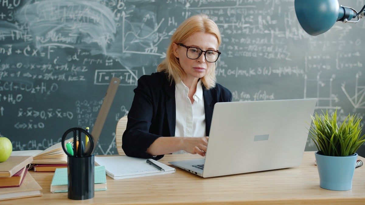 Étudiants travaillant avec IA