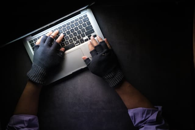 Google attaque un réseau criminel chinois qui a arnaqué des centaines de milliers de victimes avec l'IA
