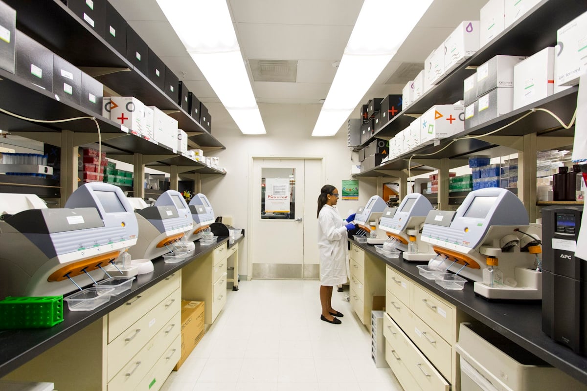 Laboratoire pharmaceutique robotisé
