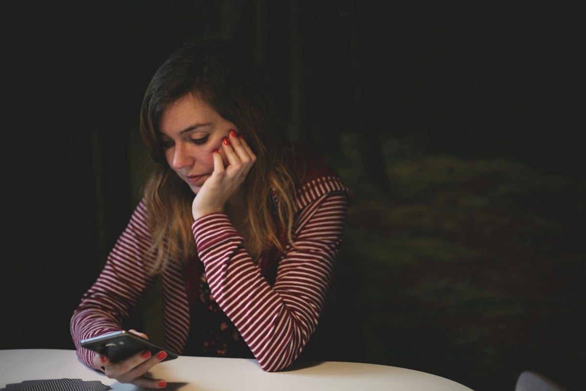 Femme utilisant un smartphone