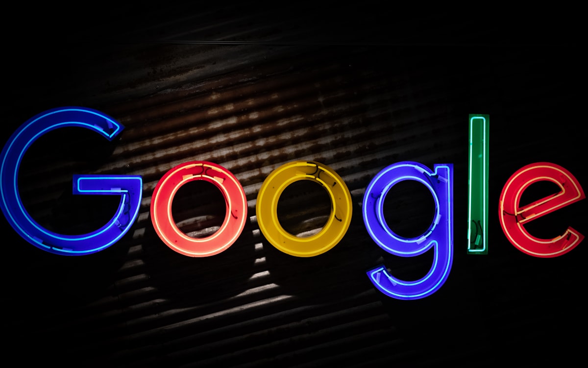 Google forcé de rendre ses IA plus transparentes : les éditeurs britanniques gagnent la bataille