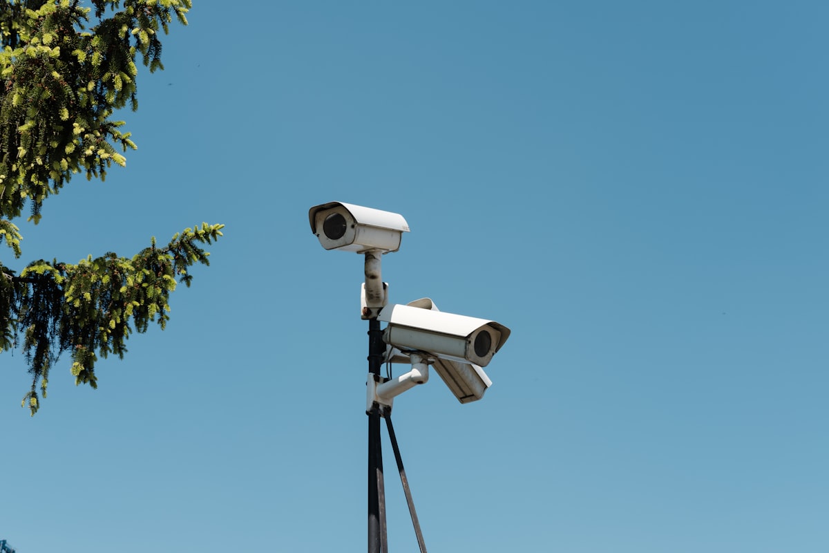 Flock : comment la police traque les gens avec l'IA sans contrôle ?